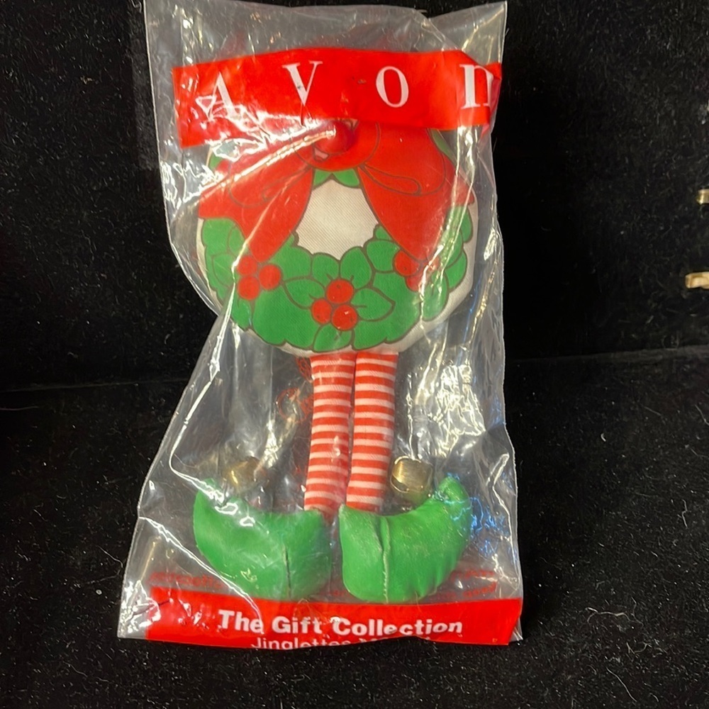 Avon Vintage Jinglettes Magnetic Decoration Wreath